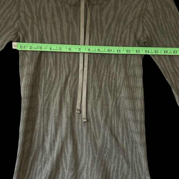 Athletic Essentials Women Top Pullover Animal print Gray Stretchy Size/ S - Picture 6 of 9